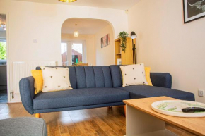 Cosy 3-Bed Home Close to City Centre (Parking)